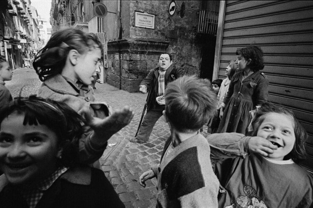 Naples, Campanie, 1966 © Bruno Barbey / Magnum Photos