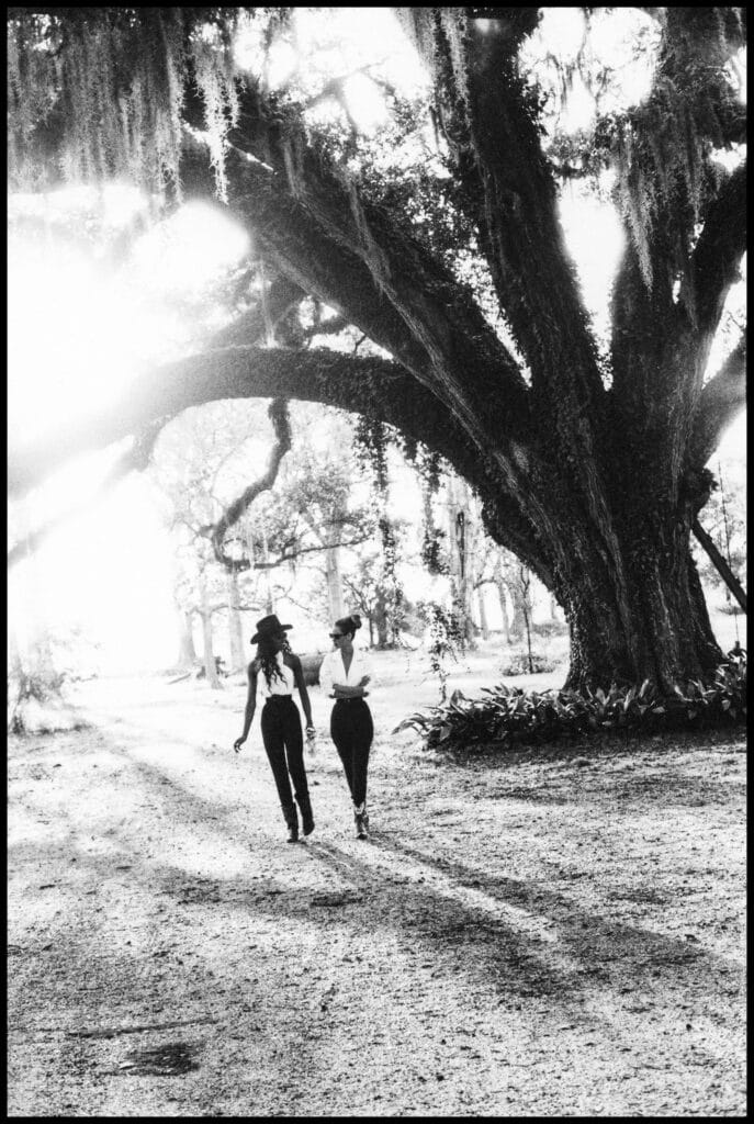 Naomi Campbell and Christy Turlington, Parlange Plantation on False River, New Orleans, LA, VOGUE, 1992 © Arthur Elgort