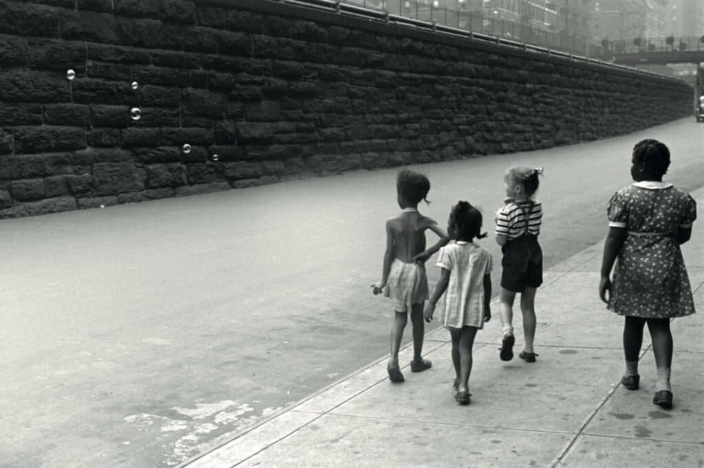 N.Y., ca.1940 © Helen Levit / Film Documents LLC, courtesy of Galerie Thomas Zander, Cologne