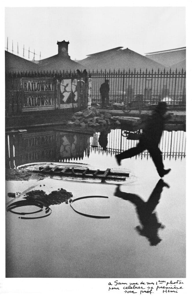 Derrière la gare Saint-Lazare, Place de l'Europe, Paris, 1932. © Fondation Henri Cartier-Bresson / Magnum Photos-Collection Szafran, Fondation Pierre Gianadda