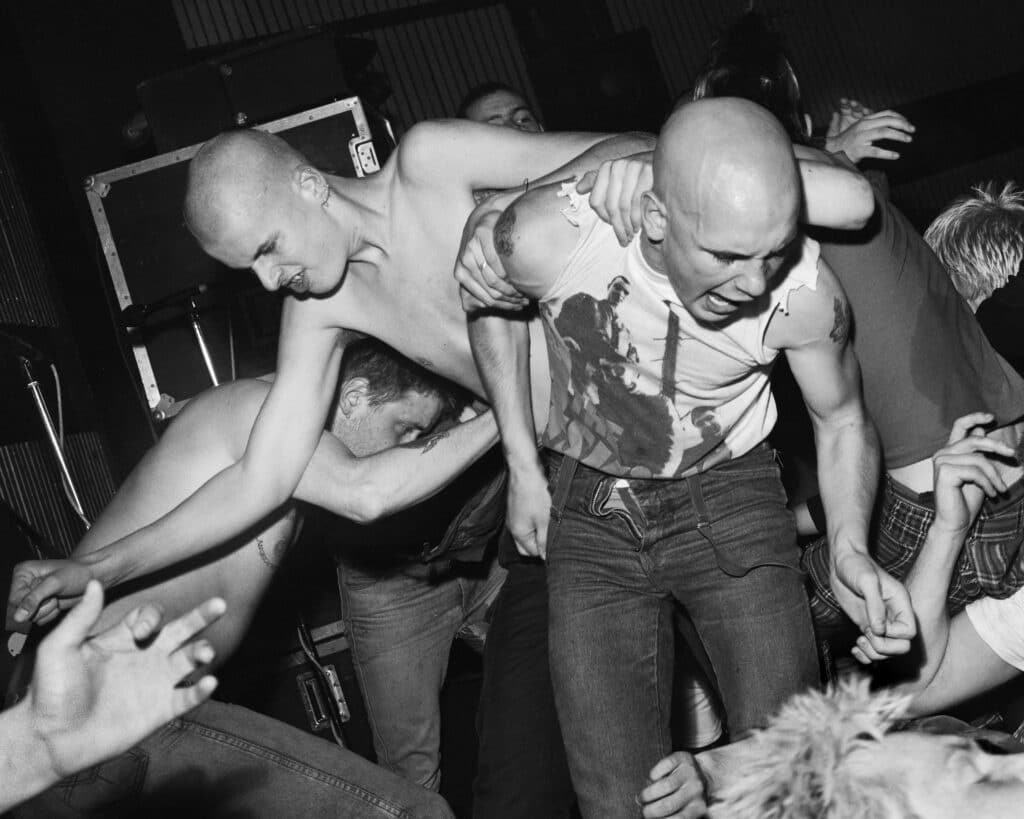 Lors d'un concert des Angelic Upstarts, Sunderland, Wearside, 1984 © Chris Killip Photography Trust / Magnum Photos, avec l'autorisation d'Augusta Edwards Fine Art