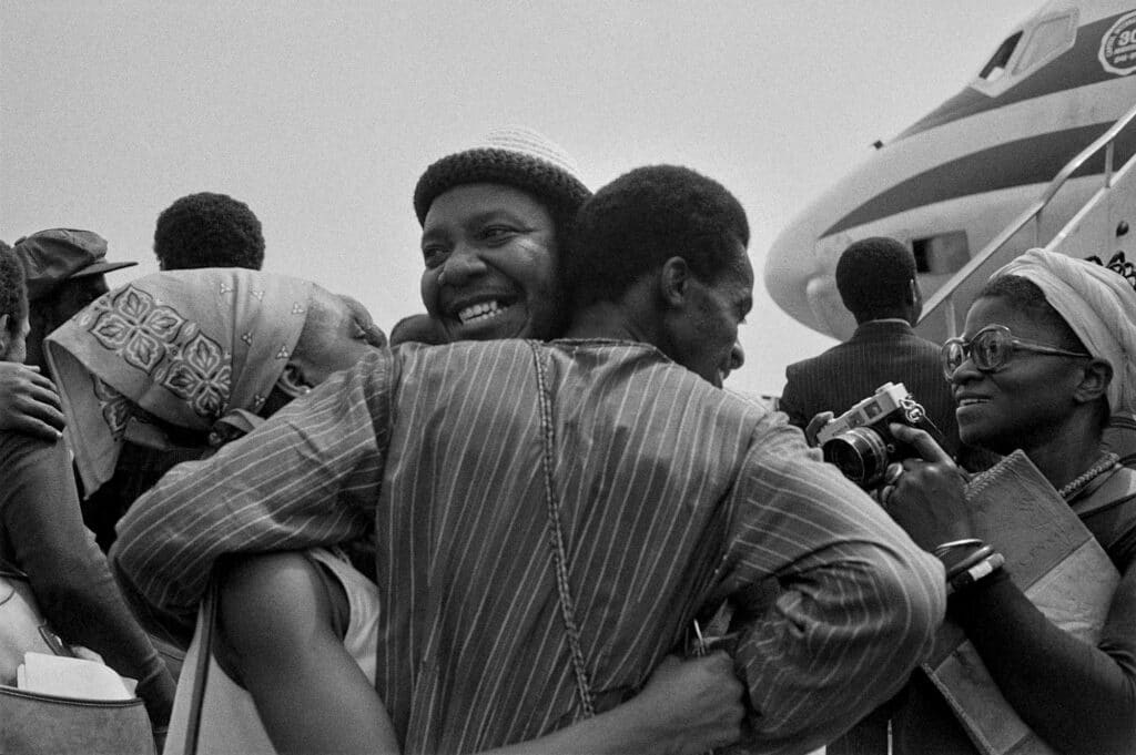 Airport embrace: Linda Evans, Balogun Ron Love, Charles Abramson and Charlotte Ka, 1977 © Marilyn Nance / Artists Rights Society (ARS), New York