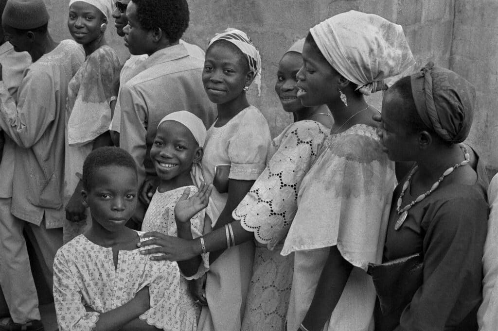 Cérémonie d'ouverture du FESTAC '77 : Une famille nigériane fait la queue pour entrer dans le stade national, 1977 © Marilyn Nance / Artists Rights Society (ARS), New York