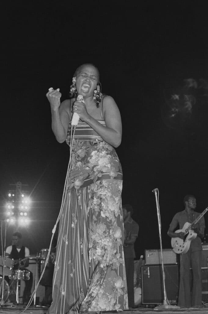 Miriam Makeba se produisant sur la place Tafawa Balewa, 1977 © Marilyn Nance / Artists Rights Society (ARS), New York