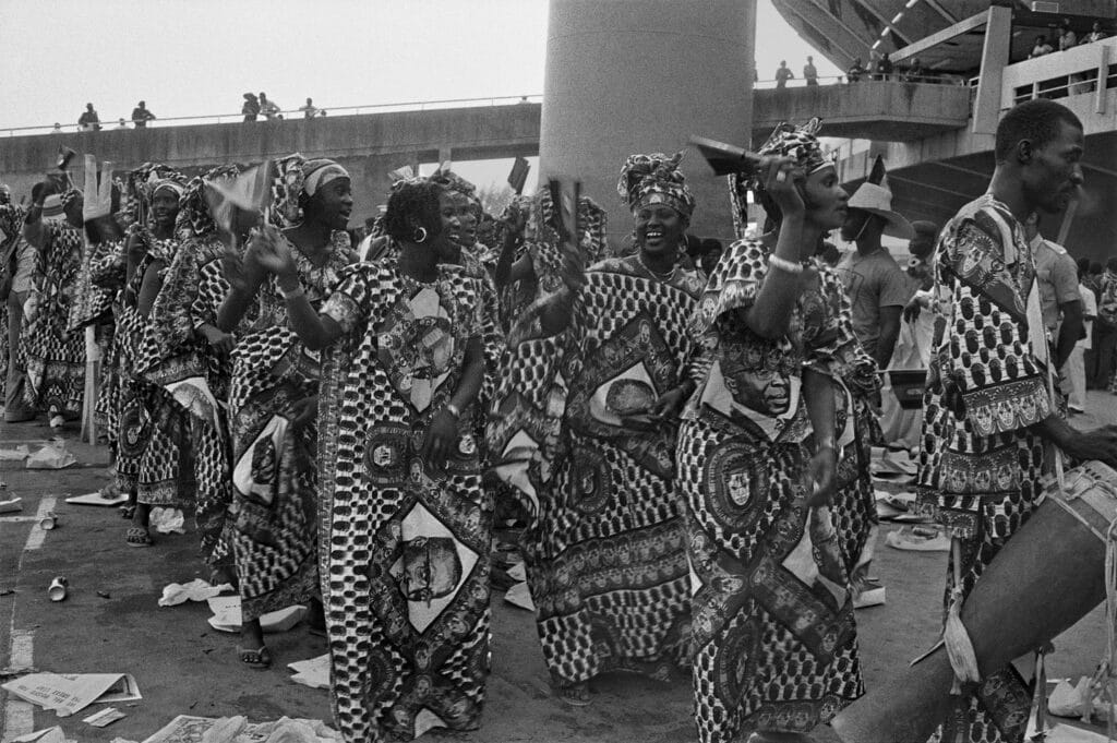 Cérémonie de clôture du FESTAC '77 : le contingent sénégalais, 1977 © Marilyn Nance / Artists Rights Society (ARS), New York