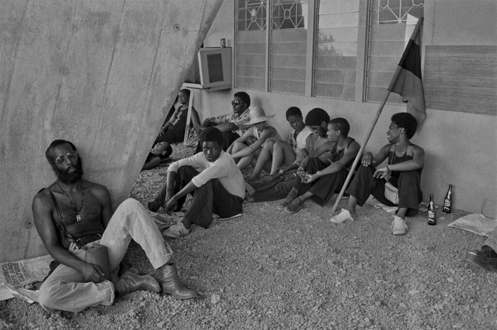 Cérémonie de clôture de FESTAC '77 : Détente de l'ensemble culturel Wajumbe (dont Mpho Ratliff, Dolores Curry et le directeur Nontsizi Cayou), 1977 © Marilyn Nance / Artists Rights Society (ARS), New York