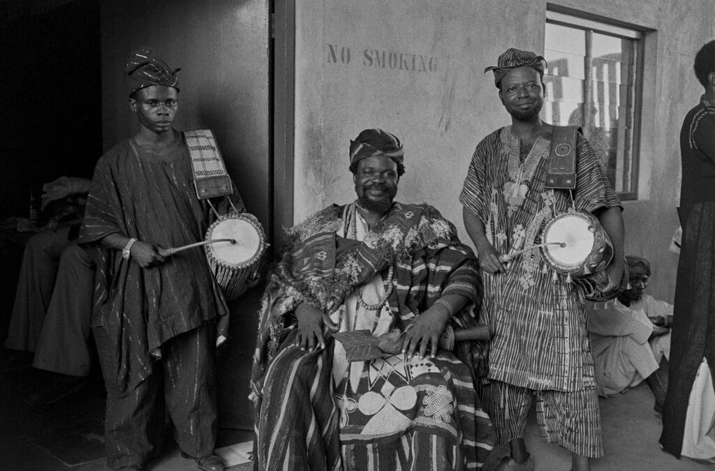 Cérémonie d'ouverture de FESTAC '77 : Duro Ladipo flanqué de deux hommes avec des tambours parlants, 1977 © Marilyn Nance / Artists Rights Society (ARS), New York