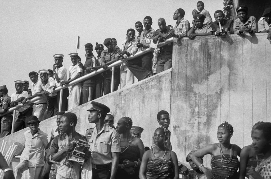 Cérémonie d'ouverture de FESTAC '77 : badauds et photographe, 1977 © Marilyn Nance / Artists Rights Society (ARS), New York