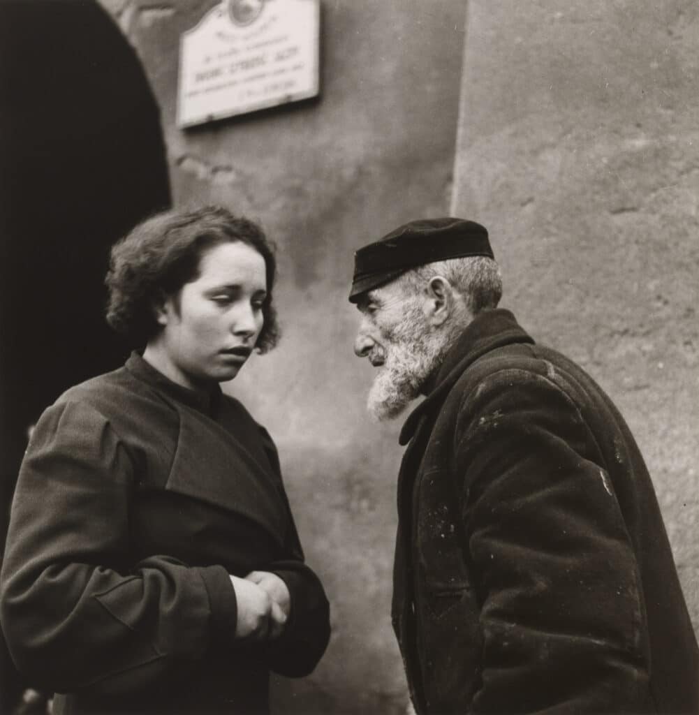 Granddaughter and Grandfather, Lublin, Poland, 1937 © Roman Vishniac