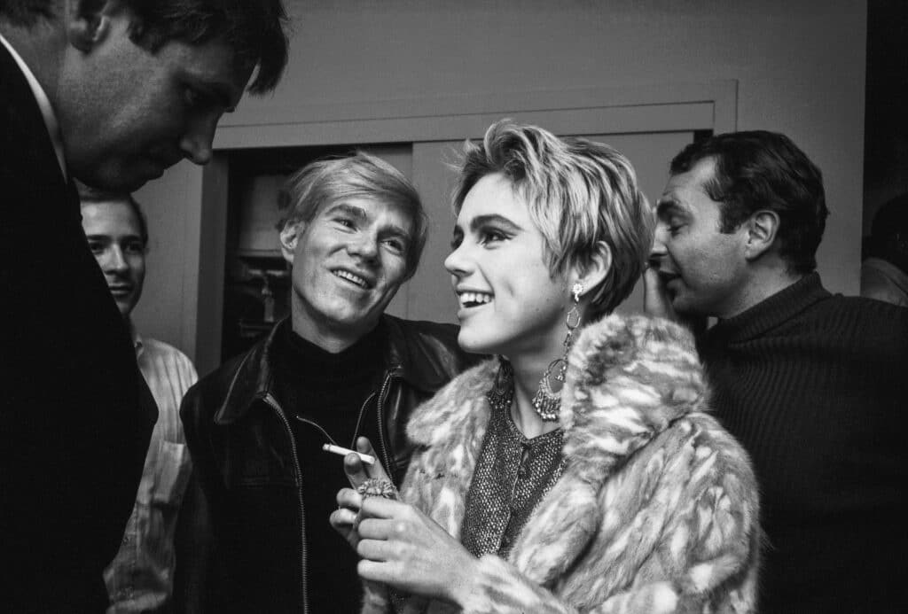 New York party, 1965. “In the years that I
photographed Andy, I never saw him out of his
‘character’ — except in this one photo. He looks so
charmed by his friend Edie. I find this picture to be
very endearing. I call this image ‘Andy Loves
Edie.’” © Steve Schapiro