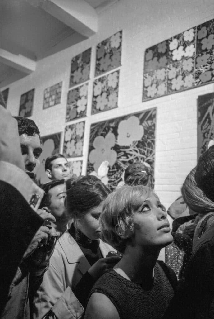 The opening of Warhol’s first museum show at the
Institute of Contemporary Art in Philadelphia on
October 8, 1965 was the moment when Warhol, and
America, realized that Andymania might rival
Beatlemania as a pop culture phenomenon. The
ICA audience was more interested in him than in
the Flowers and Green Stamps that covered the
walls. © Steve Schapiro