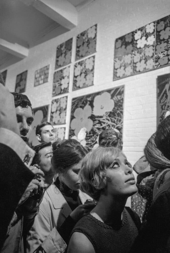 L'ouverture de la première exposition de Warhol à l'Institut d'art contemporain de l'Institut d'art contemporain de Philadelphie, le 8 octobre 1965 fut le moment où Warhol, et l'Amérique.
l'Amérique, ont réalisé que l'Andymania pourrait rivaliser la « Beatlemania » en tant que phénomène de culture pop. Le public de l'ICA était plus intéressé par lui que par les fleurs et les timbres verts qui couvraient les murs. © Steve Schapiro