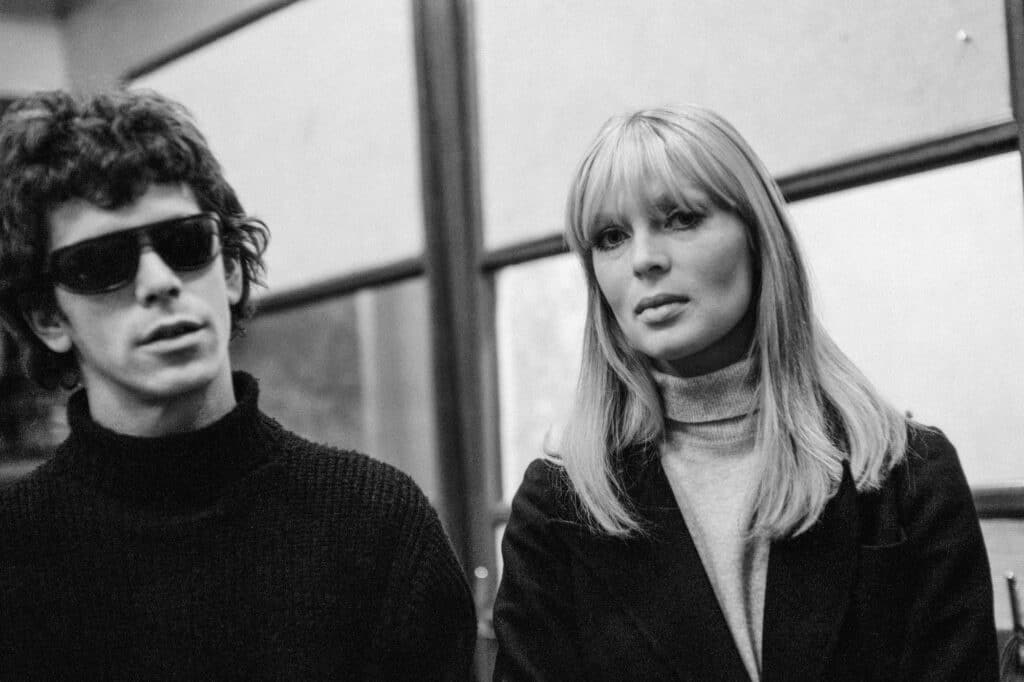 Lou Reed et Nico, Scepter Studio, situé sur la West 54th Street à Manhattan, 1965. Une décennie plus tard, l'immeuble abritait le mythique Studio
54, souvent fréquenté par Warhol à son apogée. © Steve Schapiro