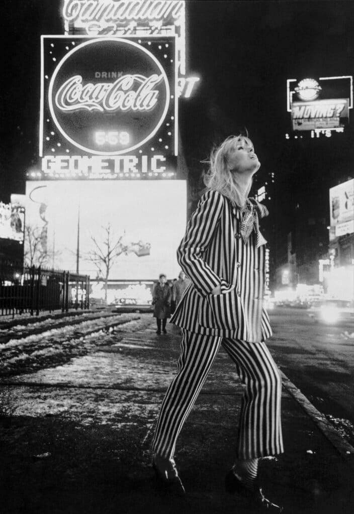 Nico, chanteuse, actrice et mannequin allemande ayant joué avec le Velvet Underground à la suite d’une proposition de Warhol, malgré l'opposition des membres du groupe. En 1965, Schapiro l'a capturée à Times Square. Symbole d'une ville qui, plus que jamais, avant ou après, était le centre de l'avant-garde et de la contre-culture mondiale. Warhol et ses « gens »  ont réussi à représenter les deux. © Steve Schapiro