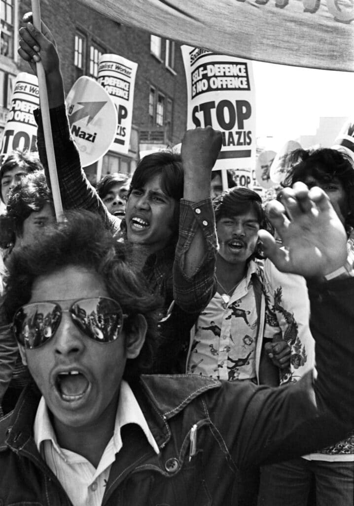 Brick Lane, East London, juin 1978. Des jeunes bengalis mènent une manifestation de quelque 7 000 personnes contre les meurtres et les attaques racistes dans le quartier. © Syd Shelton