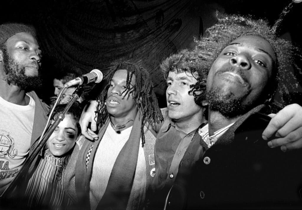 Les membres des groupes Dambaa et Misty in Roots avec Rom Robinson se produisent lors de la finale du Militant Entertainment Tour, Alexandra Palace, Londres, 1979. © Syd Shelton