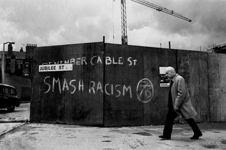 Jubilee Street Stepney, Londres 1977, année du jubilé d'argent de la Reine et de la plus grave récession depuis la Seconde Guerre mondiale. © Syd Shelton