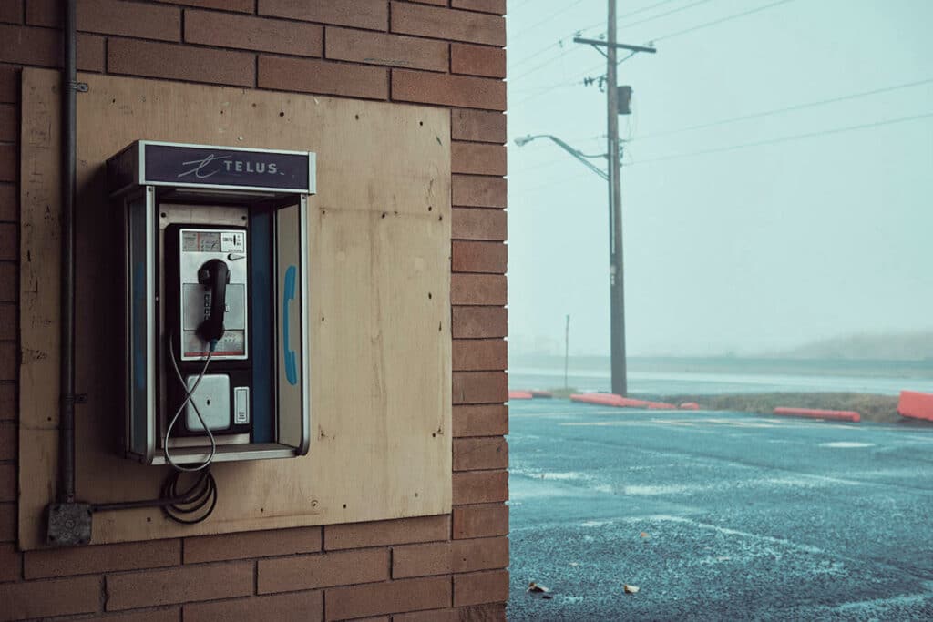 Kourtney Roy - Téléphone public et brouillard à Houston, 2017 © Série The Other End of the Rainbow, Galerie Les filles du calvaire, Paris