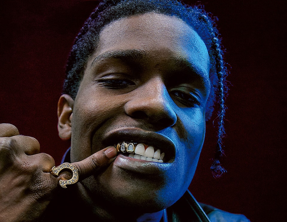 A$AP Rocky Grilles à capuchon en trois parties avec face ouverte ou fenêtres, ce qui signifie qu'elles encadrent la dent exposant une partie de l'émail ; bague en or jaune et diamant classique bague en fer à cheval en diamant. © Mike Miller, Los Angeles, 2018