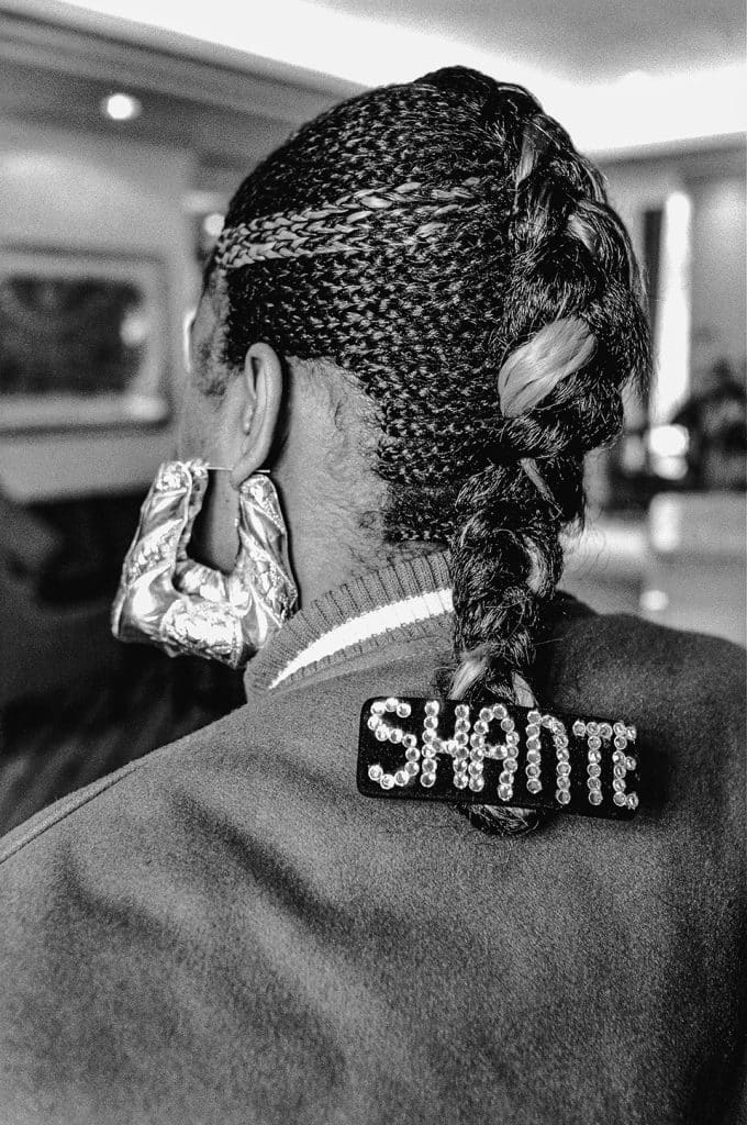 Roxanne Shante Boucles d'oreilles en or avec heurtoir et plaque de cheveux et parure de cheveux "Shante". © David Corio, Londres, 1989