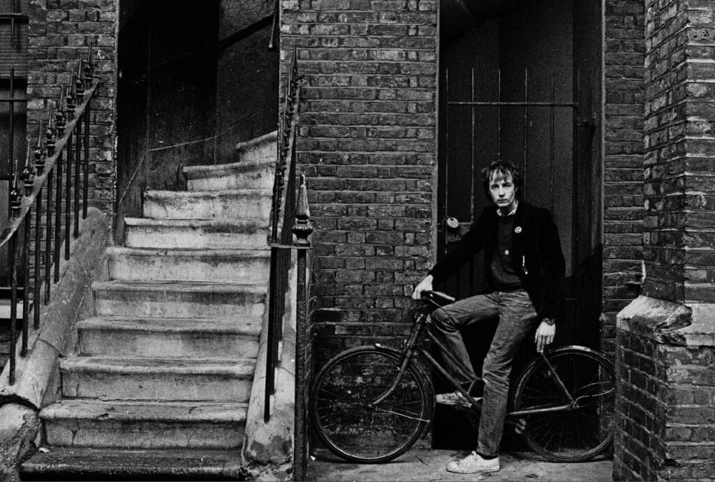 Syd Shelton, Self-portrait, Charing Cross Road, London 1978. © Syd Shelton