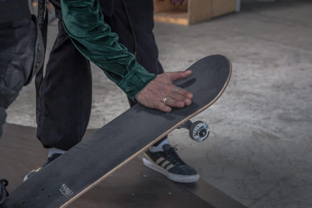 The best technique to "drop" a halfpipe is to place the feet parallel to the board, "On the screws." advises Yurii. 12-year-old Vadim from the Zhytomyr Oblast quickly succeeds in this risky move. Hanover, Germany. April 13th, 2022. © Thomas Girondel