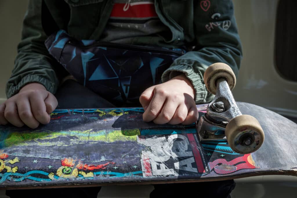 Gros plan sur les mains de Svyatoslav sur un skateboard usagé. Hanovre, Allemagne, 27 avril 2022. © Thomas Girondel