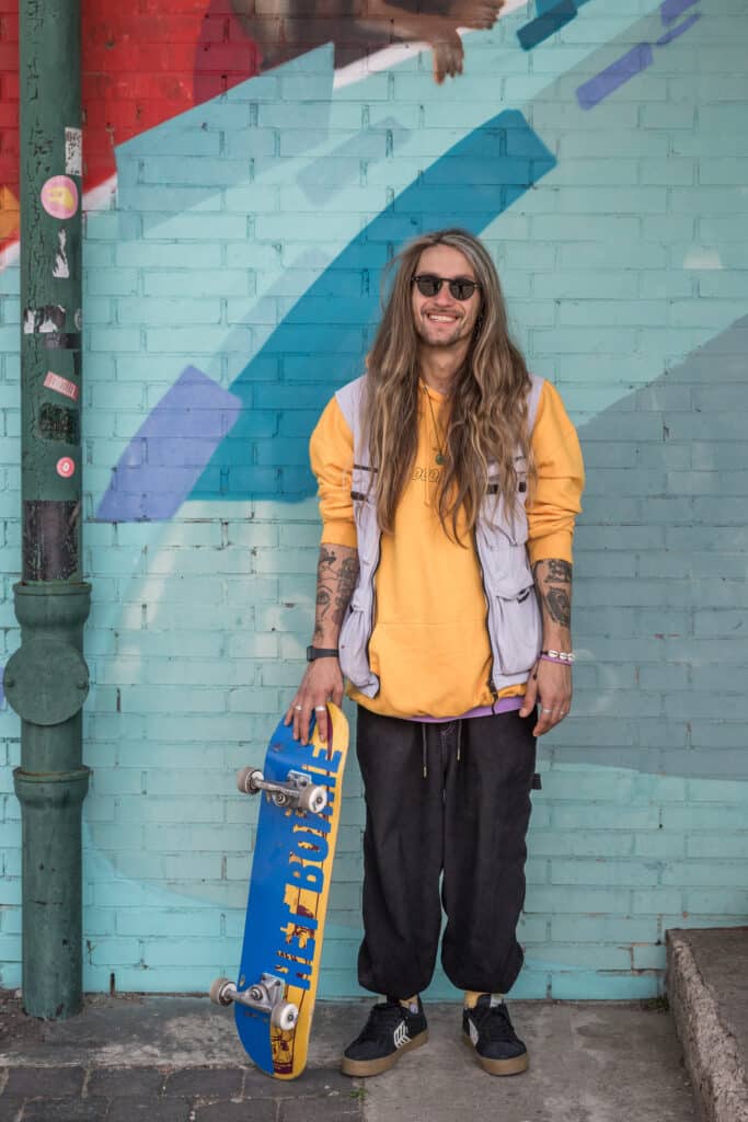 Portrait du skateboarder Yurii Korotun tenant un skateboard avec les mots russes "No War" colorisés aux couleurs du drapeau ukrainien. Hanovre, Allemagne, 27 avril 2022. © Thomas Girondel