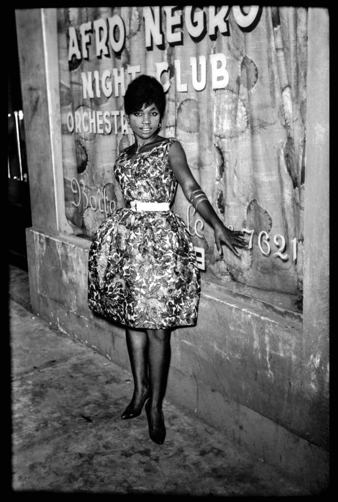 Jeune femme devant l'Afro Negro Club, Kinshasa, 1950-65