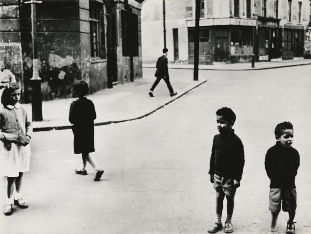 Groupe, coin de la rue Southam, North Kensignton, Londres, 1957. Tirage gélatino-argentique d'époque 42,7 x 56,8 cm. 8283. © Roger Mayne