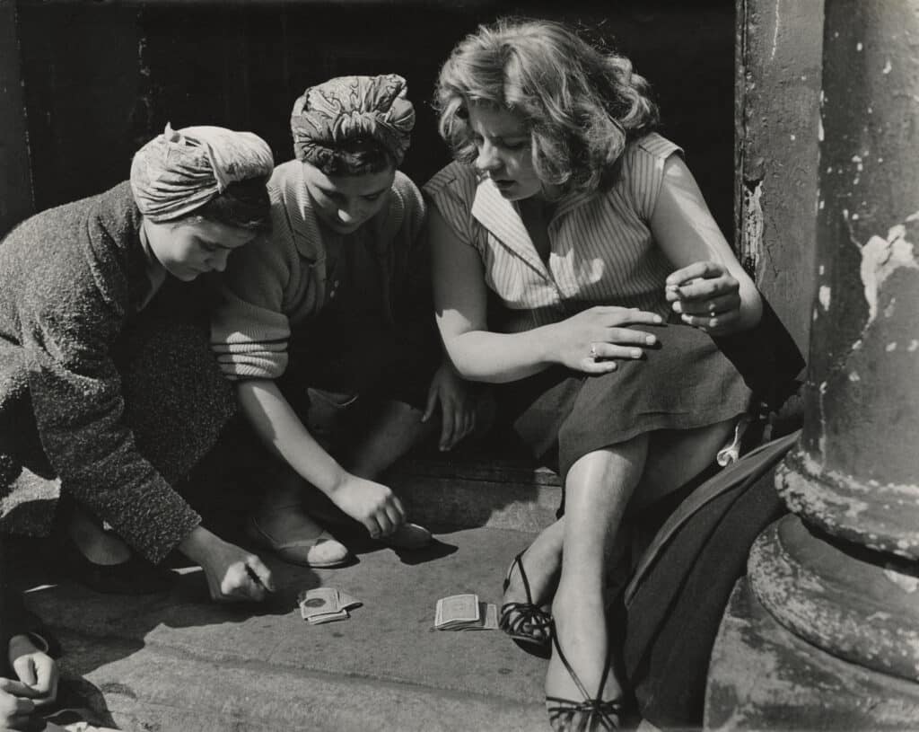 Filles jouant, Southam Street, North Kensington, Londres, 1956. Tirage gélatino-argentique d'époque 40,3 x 50,6 cm. 8285. © Roger Mayne