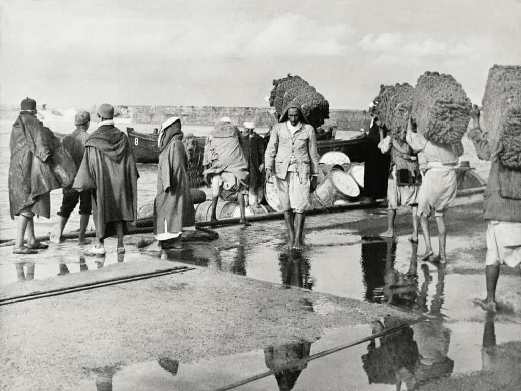 (Untitled) Mazagan. Changing and Transporting Hemp, ca. 1933-1935, gelatin silver print. © Eli Lotar, MNAM Centre Pompidou collection, AM 2010