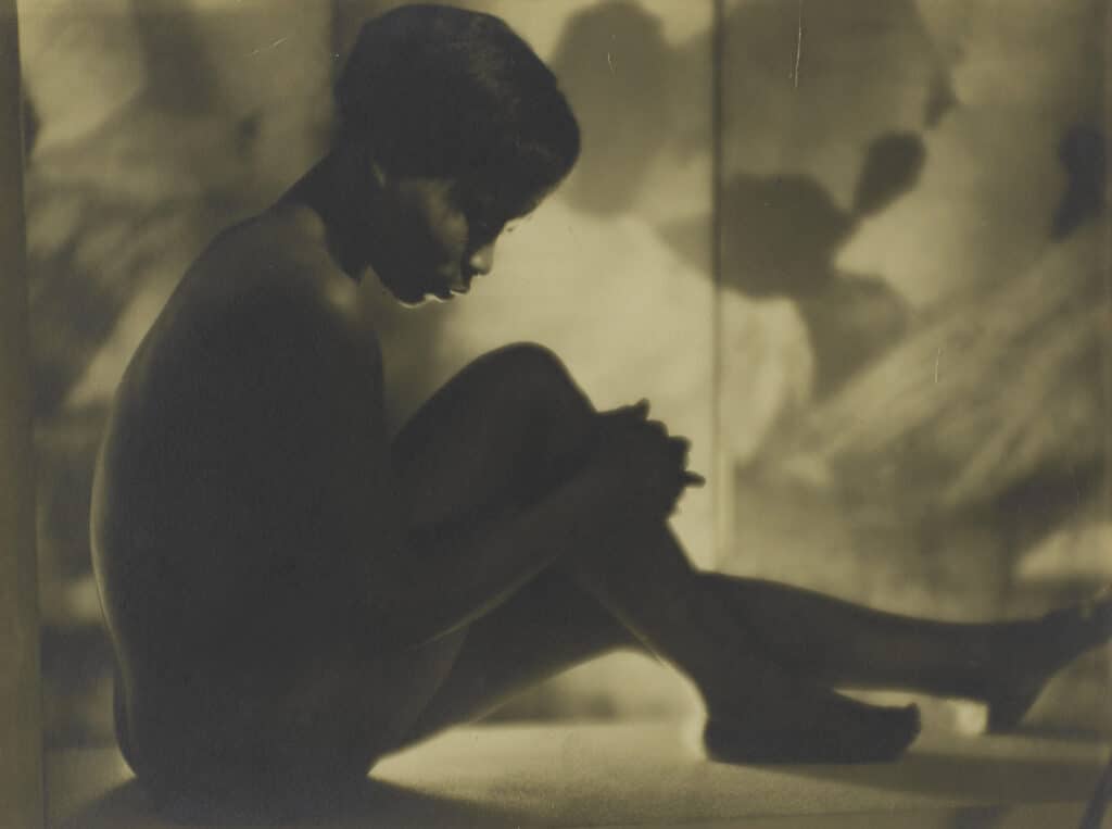 Sans titre (nu féminin), vers 1929, épreuve gélatino - argentique. © Centre Pompidou, MNAM-CCI/Guy Carrard/Dist. RMN-GP et Laure Albin Guillot / NA / Roger-Viollet