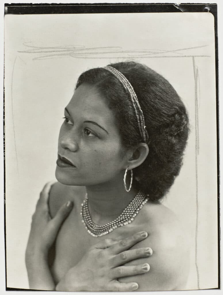 Adrienne Fidelin, vers 1938-1940, épreuve gélatino-argentique, 8,6 x 6,3 cm, coll. MNAM Centre Pompidou, AM 1994-394 (1539