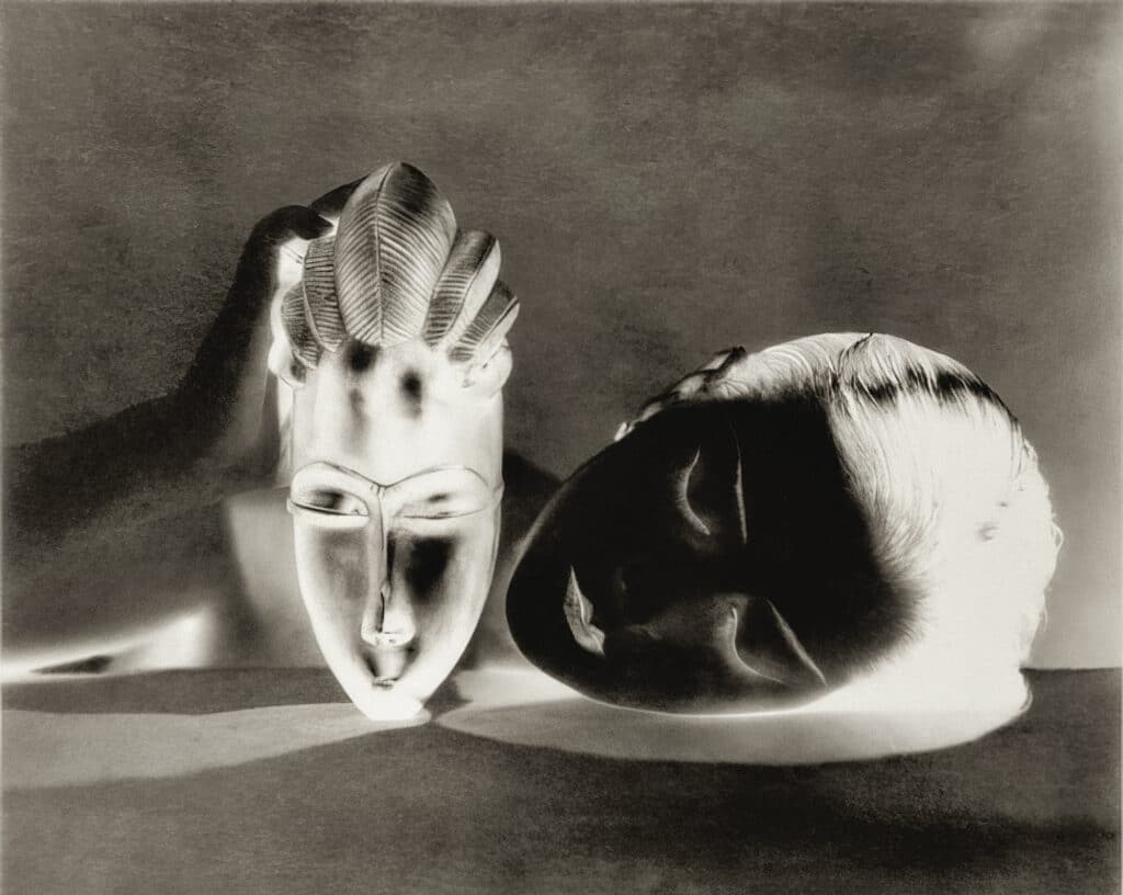 Noire et Blanche, 1926, épreuve gélatino - argentique négative sur papier non baryté © Centre Pompidou, MNAM-CCI / Georges Meguerditchian/Dist. RMN-GP et Man Ray 2015 Trust / Adagp, Paris, 2022
