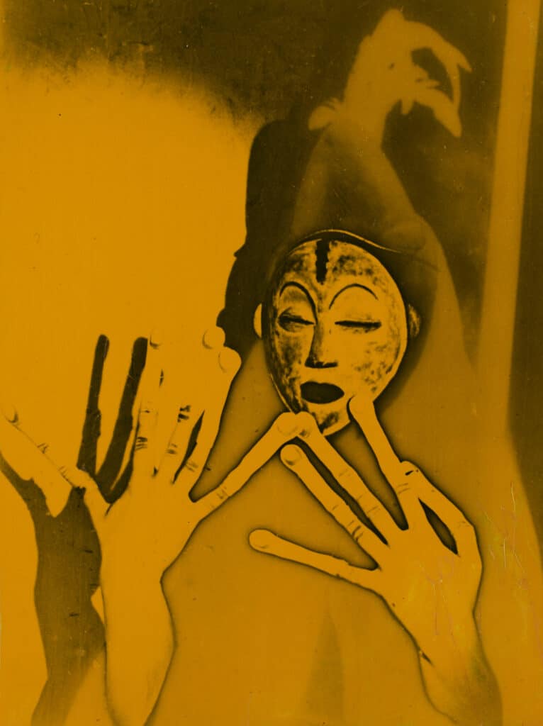 Masque Punu. Essai pour un film sur le culte vaudou (Exposition de 1937). © Maurice Tabard 1937