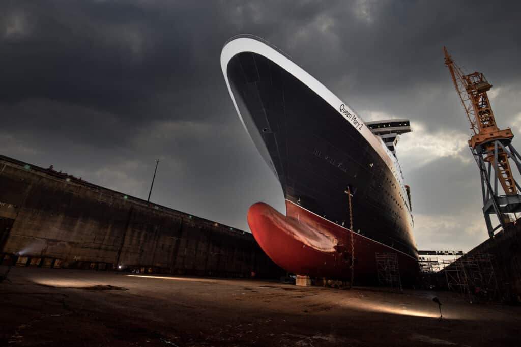 An open-air studio for the transatlantic liner Queen Mary 2, undergoing refit in Brest. September 2021. © Ewan Lebourdais, Peintre officiel de la Marine