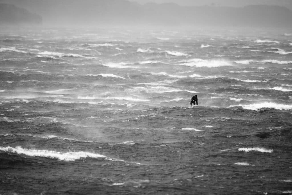 Sportif à la rame (SUP), l'un des clichés les plus intenses par plus de 150 km/h de vent et mon téléobjectif au vent. Prises pendant la tempête Gérard avec un 600 mm. © Ewan Lebourdais, Peintre officiel de la Marine