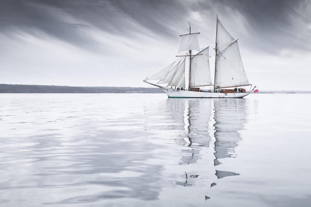 Goélette Étoile en rade de Brest. Juin 2021. © Ewan Lebourdais, Peintre officiel de la Marine