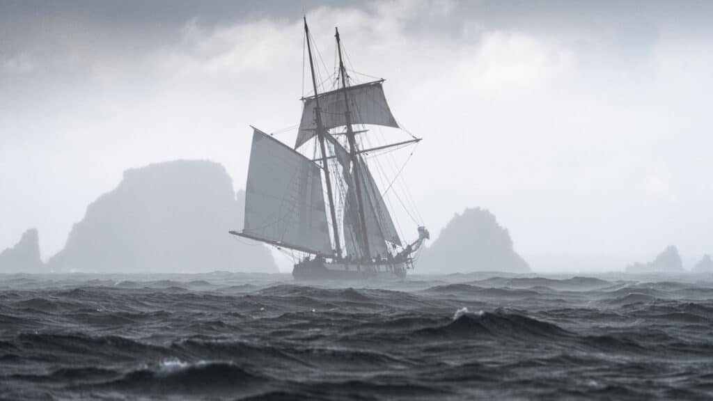 La goélette La Recouvrance, prise à la pointe de Bretagne près des rochers tas de pois. © Ewan Lebourdais, Peintre officiel de la Marine