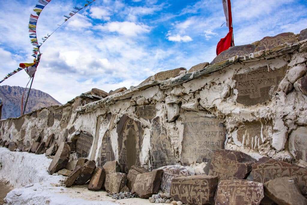Mur bouddhiste fait de pierres mani, dans la vallée de la Nubra, au Ladakh, en Inde, 2018 © William Frej.