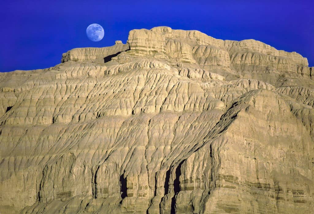 Ascension de la lune au-dessus des sommets de la vallée de Tholing, dans l'ancien royaume de Guge, Tibet occidental, 1986 © William Frej