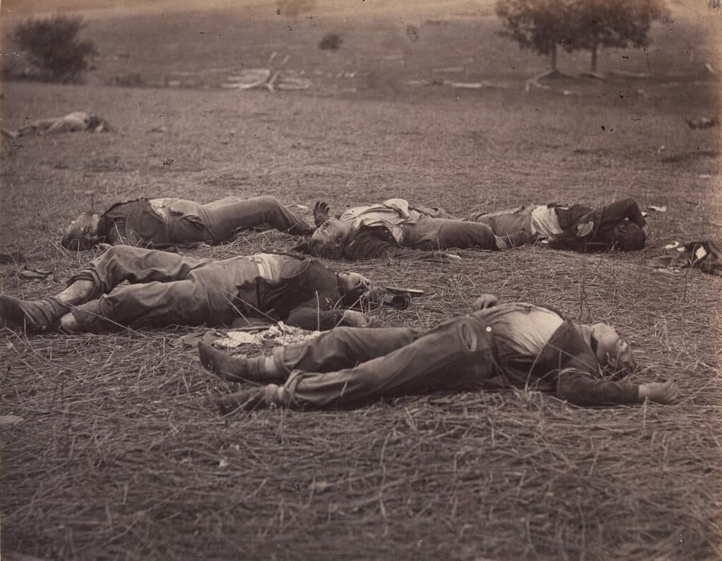 Champ de bataille où le général Reynolds est tombé, Gettysburg. Timothy H. O'Sullivan, 1863. (Collection Gilman, Achat, Don Ann Tenenbaum et Thomas H. Lee, 2005/ The Metropolitan Museum of Art). Illustrée dans le livre de Susan Sontag "Sur la Photographie"