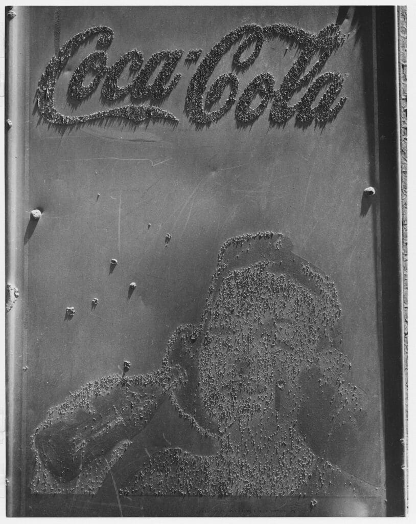 Spectre de Coca-Cola. Clarence John Laughlin, 1962 (Les archives de Clarence John Laughlin à la Collection historique de la Nouvelle-Orléans). Nadar avec sa femme, Ernestine, dans un ballon. Nadar, vers 1865 (Collection Gilman, achat du musée, 2005 (2005.100.313). The Metropolitan Museum of Art, New York). Illustrée dans le livre de Susan Sontag "Sur la Photographie"