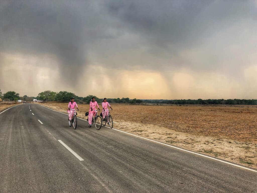 Filles rentrant de l'école à Torpa, Jharkhand, Inde. Cette région tribale du Jharkhand est touchée par des problèmes sociaux tels que le trafic, le mariage des enfants et la chasse aux sorcières. Les filles sont parfois kidnappées, agressées, trompées et victimes de la traite alors qu'elles se rendent quotidiennement à l'école. Le gouvernement du Jharkhand a donné des bicyclettes aux filles de l'État pour les encourager à ne pas abandonner l'école. © Smita Sharma