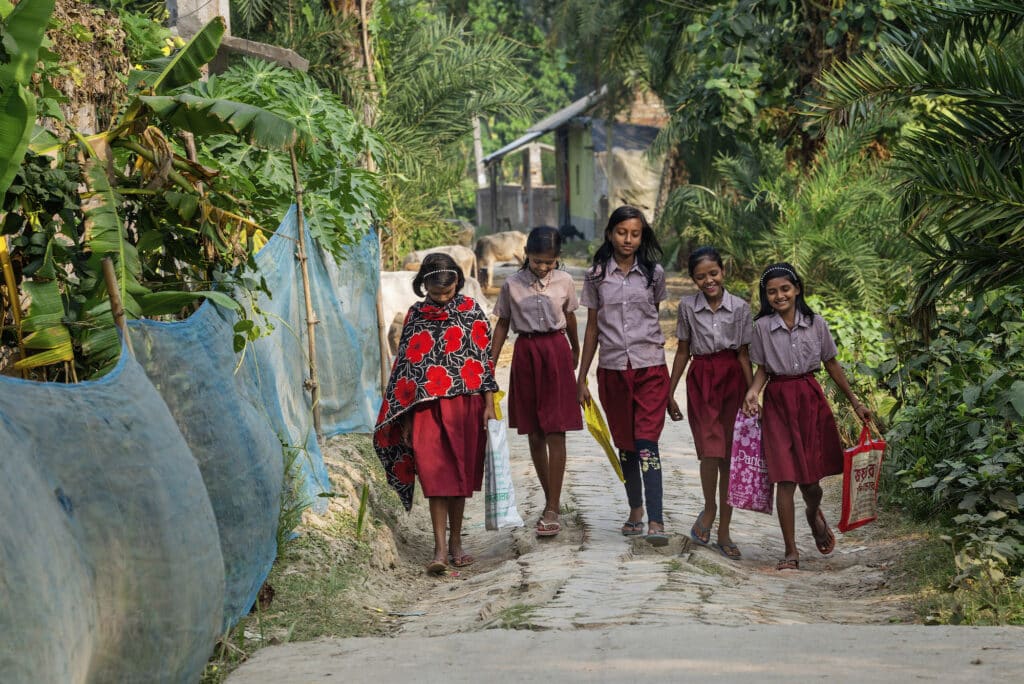 Des filles rentrent à pied de l'école à South 24 Parganas. Pour de nombreuses filles de l'Inde rurale, l'éducation s'arrête avant le lycée, qui coûte souvent de l'argent. Les familles pauvres sont plus susceptibles de consacrer de l'argent à l'éducation des garçons et aux frais de mariage des filles. Bien que le mariage des enfants soit illégal, il est encore largement pratiqué. Dans cette région, où les taux de traite sexuelle des enfants sont élevés, les familles s'inquiètent également du risque que courent les filles sur les longs trajets vers l'école. © Smita Sharma