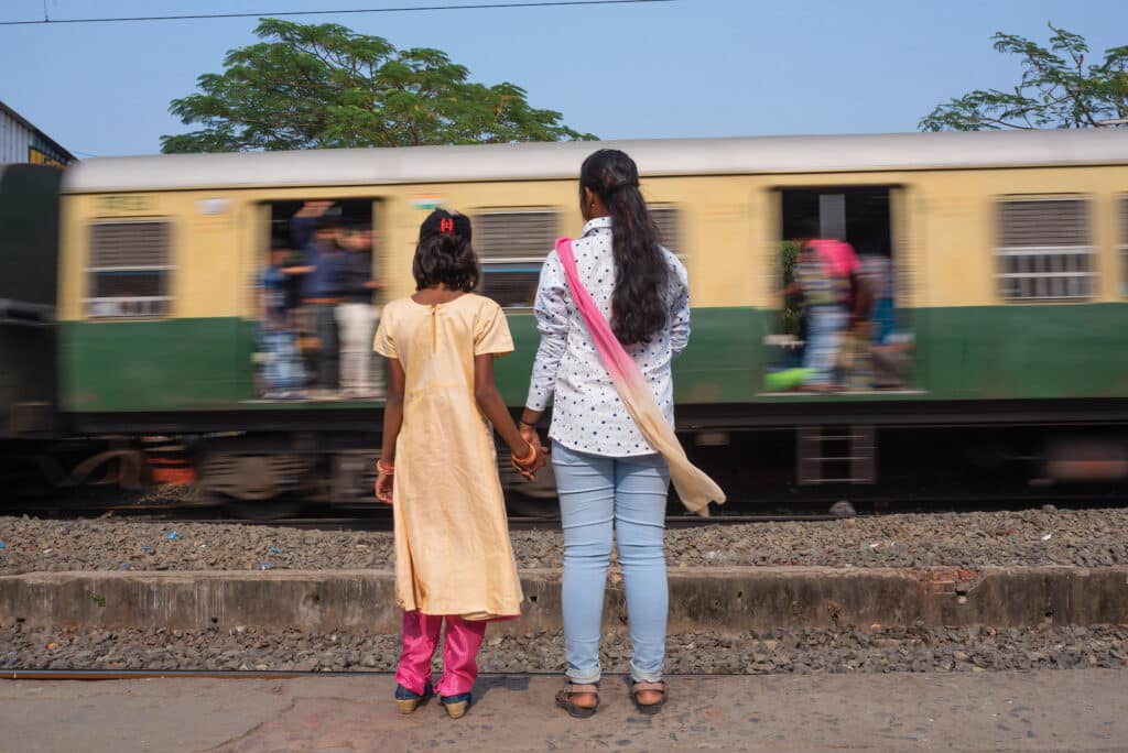 M., aujourd'hui âgée de 18 ans, attend un train avec son cousin à South 24 Parganas, un district très pauvre du Bengale occidental où la traite des êtres humains est très répandue. Un homme que M. a rencontré dans un cours l'a vendue à une maison close de Delhi. Elle a réussi à appeler son père et a été secourue par la police avec l'aide d'une organisation à but non lucratif appelée Shakti Vahini. "Cet incident est un épisode sombre de ma vie", a déclaré M... "Quand je suis rentrée chez moi, j'avais peur et j'avais honte. Mais je n'ai plus peur." © Smita Sharma