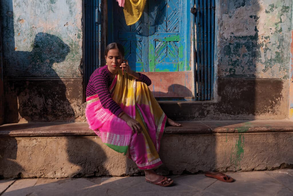 Shiuli, une travailleuse du sexe de 27 ans, s'arrange pour rencontrer un client dans le quartier rouge de Kalighat, à Kolkata, en Inde. "Une fille née dans une famille pauvre, dit-elle, doit vivre l'enfer toute sa vie." Mariée à 13 ans, Shiuli a fini par quitter son mari violent, emmenant leur fils avec elle, mais ses parents ne l'ont pas laissée rentrer chez elle. Elle a évité de justesse d'être victime de la traite des êtres humains. Ne pouvant pas gagner assez d'argent en tant que femme de ménage, elle est devenue une travailleuse du sexe. Elle a deux autres fils, dont le père est un client. © Smita Sharma