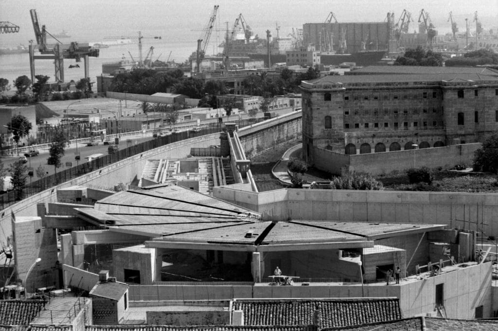 19 novembre 1985. Prison d'Ucciardone. Construction de la salle d'audience dite du "bunker", pour le Maxiprocesso de Palerme. © Fabio Sgroi