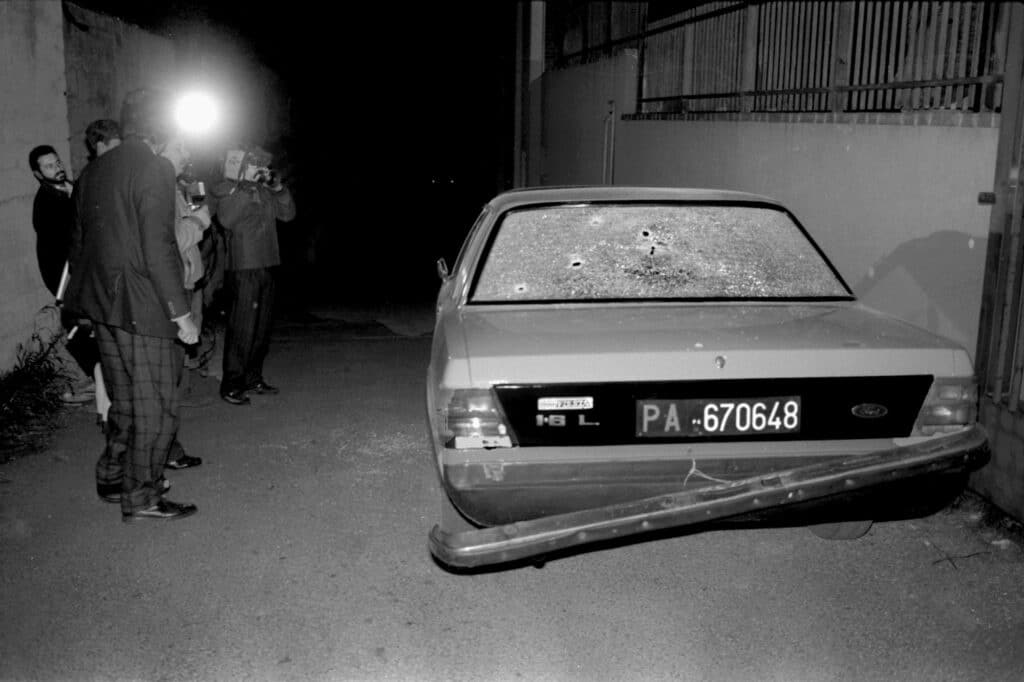 2 février 1988. Via Titina De Filippo, assassinat de Giovanni Fici, rue secondaire du Corso Calatafimi. Fici était un "picciotto" (petit poisson de la mafia) de la banlieue de Palerme, Ciaculli, et a longtemps été le garde du corps de Pino Greco, le tueur le plus dangereux de Cosa Nostra. © Fabio Sgroi